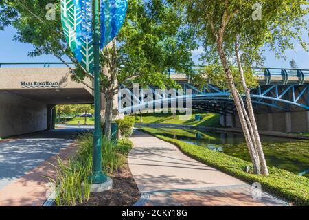 Mall Ring Road und der Woodlands Waterway rund um die Woodlands Mall, The Woodlands, Texas. Stockfoto