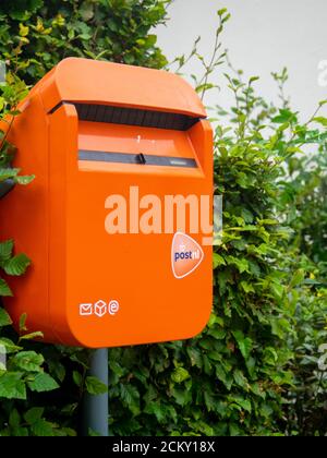 RESSEN, GELDERLAND, 9. SEPTEMBER 2020: Die berühmte orangefarbene Post.nl Postbox für die niederländische Post Stockfoto
