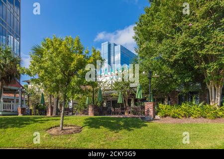 Landry's Seafood Restaurant, mit Anadarko Türmen im Hintergrund, in The Woodlands, Texas. Stockfoto