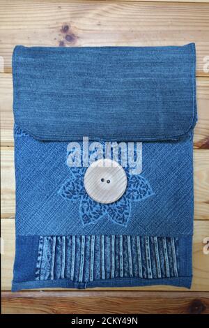 Home Made Tablet Cover aus recycelten Jeans Stockfoto