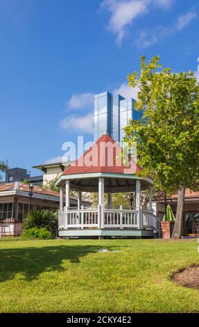 Landry's Seafood Restaurant's Outdoor Eating Gazebo in The Woodlands Mall, The Woodlands, Texas, mit Hackett Tower im Hintergrund. Stockfoto