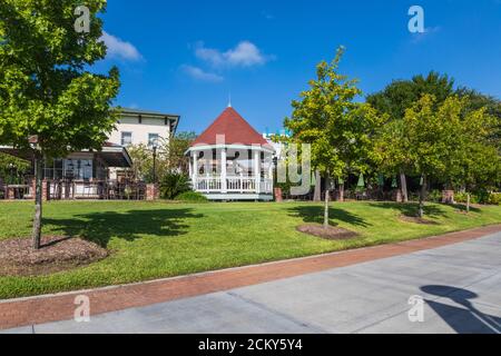 Landry's Seafood Restaurant's Outdoor Eating Gazebo in The Woodlands Mall, The Woodlands, Texas, mit Hackett Tower im Hintergrund. Stockfoto