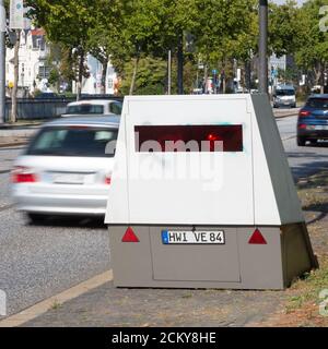 Mobile Blitzer am Straßenrand in Bonn, Deutschland, 16.09.2020. Stockfoto