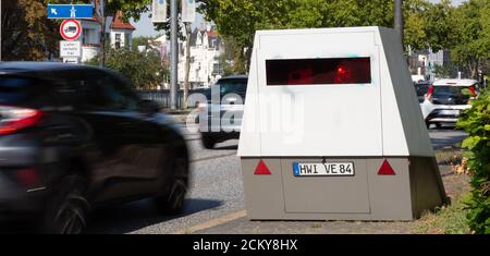 Mobile Blitzer am Straßenrand in Bonn, Deutschland, 16.09.2020. Stockfoto