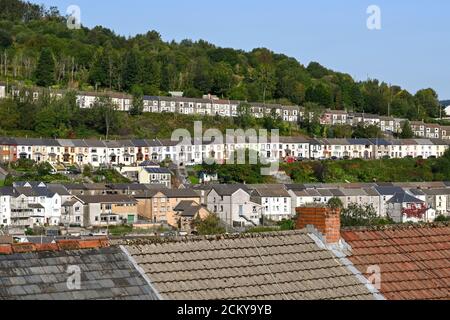 Ferndale, Rhondda Valley, Wales - September 2020: Reihenhäuser im Rhondda Valley. Stockfoto