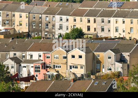 Ferndale, Rhondda Valley, Wales - September 2020: Reihenhäuser im Rhondda Valley. Stockfoto