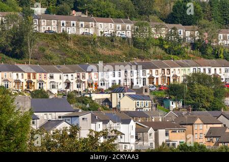 Ferndale, Rhondda Valley, Wales - September 2020: Reihenhäuser im Rhondda Valley. Stockfoto