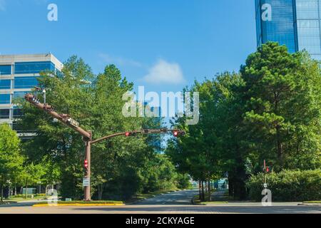 Die Kreuzung von Woodloch Forest und Timberloch Place in der Nähe der Woodlands Mall in The Woodlands, Texas. Stockfoto