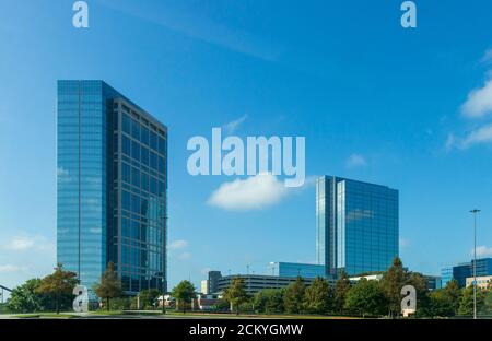 Der Allison Tower und der Hackett Tower (früher die Anadarko Towers) in den Woodlands, Texas. Stockfoto