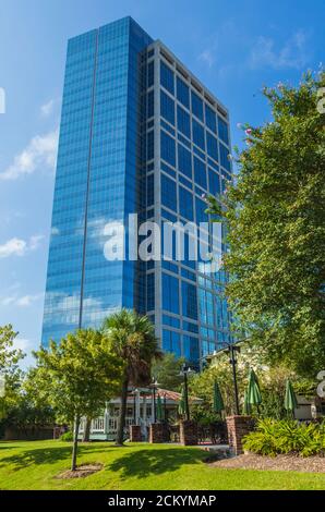 Landry's Seafood Restaurant's Essen im Freien mit dem Allison Tower im Hintergrund, The Woodlands, Texas. Stockfoto