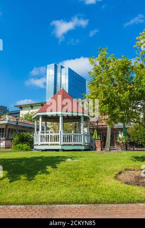 Landry's Seafood Restaurant's Outdoor Eating Gazebo in The Woodlands Mall, The Woodlands, Texas, mit Hackett Tower im Hintergrund. Stockfoto