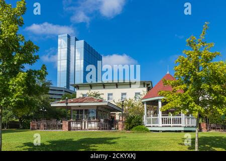 Landry's Seafood Restaurant's Outdoor Eating Gazebo in The Woodlands Mall, The Woodlands, Texas, mit Hackett Tower im Hintergrund. Stockfoto