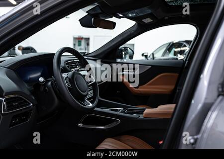 Moderne Innenausstattung mit Ledersitzen. Stockfoto