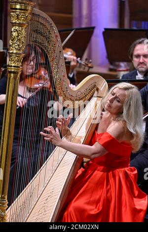 Prag, Tschechische Republik. September 2020. Die tschechische Harfenistin Jana Bouskova (im Bild) und die PKF - Prager Philharmonie treten während des Konzerts des Internationalen Musikfestivals Dvorak Prag auf. PKF - Prague Philharmonia wird von Marek Sedivy in Prag, Tschechische Republik, 16. September 2020 geleitet. Kredit: VIT Simanek/CTK Foto/Alamy Live Nachrichten