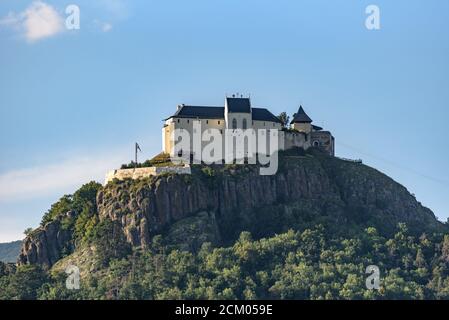 Schloss Fuzer auf einem vulkanischen Hügel in Nordungarn Stockfoto