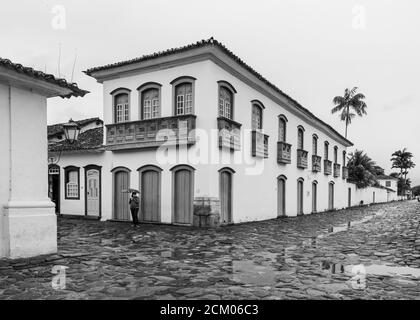 Schwarz-Weiß-Foto der Außenfassade der alten Kolonialzeit Haus in der historischen Stadt in Brasilien Stockfoto