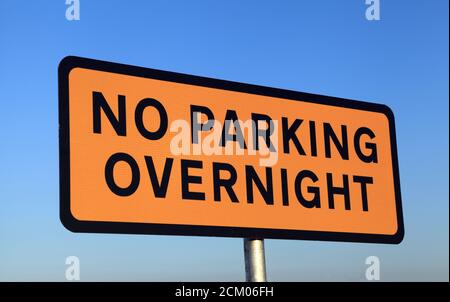 KEIN PARKPLATZ ÜBER NACHT, Warnschild, Thornham Harbour, Norfolk, England, Großbritannien Stockfoto