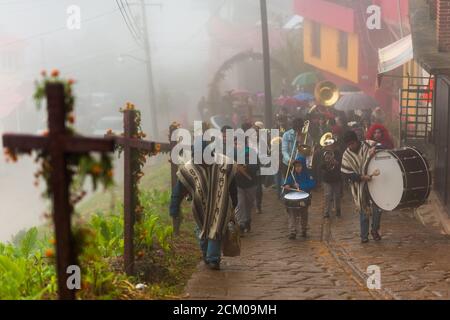 Musiker einer Blaskapelle treten während des Tages der Toten in Ayutla, Mexiko, auf. Stockfoto