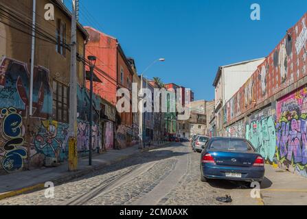 Kleine Straße mit alten Gebäudefassaden in der historischen Altstadt von Valparaiso, Chile Stockfoto