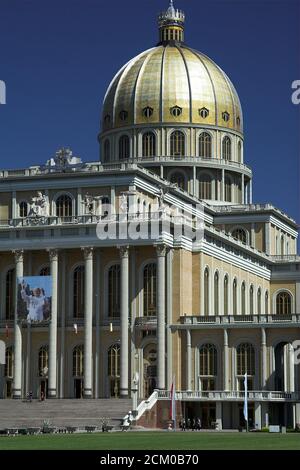 Licheń, Polen, Basilika der Seligen Jungfrau Maria. Polen, Basilika der Heiligen Jungfrau Maria Bazylika Matki Bożej. Teil des Gebäudes - die Kuppel Stockfoto