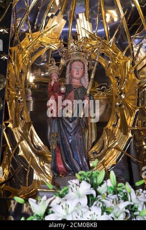 Żarki, Leśniów, Polen, die gekrönte Statue der Gottesmutter mit dem Kind. Polen, die gekrönte Statue der Muttergottes mit dem Kind. Stockfoto
