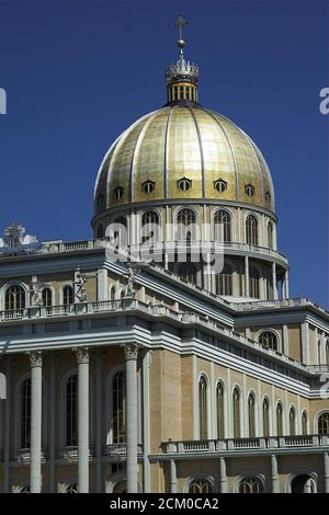 Licheń, Polen, Basilika der Seligen Jungfrau Maria. Polen, Basilika der Heiligen Jungfrau Maria Bazylika Matki Bożej. Teil des Gebäudes - die Kuppel Stockfoto