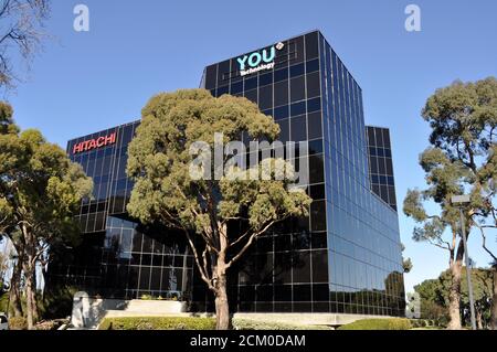 Hitachi und SIE Technologieschilder auf Gebäude in Sierra Point Business Park, Brisbane, Kalifornien, 2015 Stockfoto