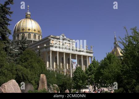 Licheń, Polen, Basilika der Seligen Jungfrau Maria. Polen, Basilika der Heiligen Jungfrau Maria Bazylika Matki Bożej. Teil des Gebäudes - die Kuppel Stockfoto