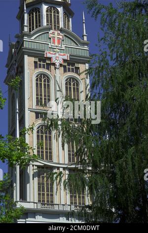 Licheń, Polen, Basilika der Seligen Jungfrau Maria. Polen, Basilika der Heiligen Jungfrau Maria. Bazylika Matki Bożej. Gebäudetragment - Turm. Stockfoto