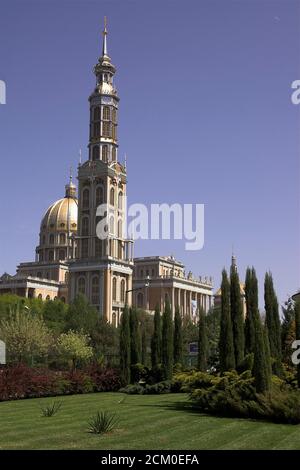 Licheń, Polen, Basilika der Seligen Jungfrau Maria. Polen, Basilika der Heiligen Jungfrau Maria. Bazylika Matki Bożej. Gebäudetragment - Turm. Stockfoto