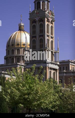 Licheń, Polen, Basilika der Seligen Jungfrau Maria. Polen, Basilika der Heiligen Jungfrau Maria. Bazylika Matki Bożej. Gebäudetragment - Turm. Stockfoto