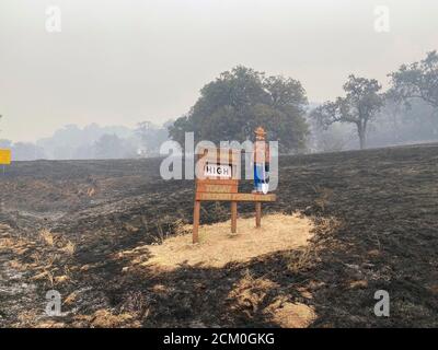 Das Smokey Bear Feuerzeichen überlebte die umgebende Flamme am Dolan Feuer im Los Padres National Forest 11. September 2020 in der Nähe von Big Sur, Kalifornien. Der Brand hat über 117,000 Hektar zerstört und ist nur teilweise eingedämmt. Stockfoto