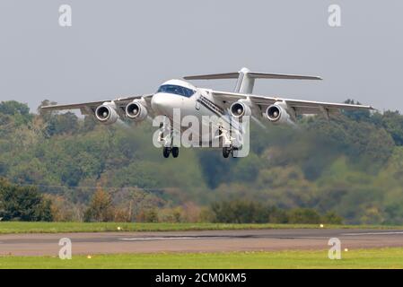 Formula One Management Ltd British Aerospace 146 -100 Jet-Linienflugzeug G-OFOM klettert weg nach dem Start von Biggin Hill Airport, Kent, Großbritannien Stockfoto