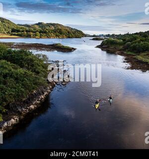 Clachan Bridge - die Brücke über den Atlantik, westliche Argyll, Schottland. Seekanal zwischen dem Festland und der Insel Seil. Stockfoto