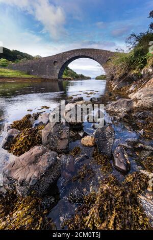 Clachan Bridge - die Brücke über den Atlantik, westliche Argyll, Schottland. Seekanal zwischen dem Festland und der Insel Seil. Stockfoto