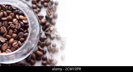 Kaffeebohnen sind auf einem hellen Hintergrund verstreut. Frische Kaffeebohnen. Konzept der Werbung Kaffee, Kaffeebohnen, Cafés. Leerzeichen für Text Stockfoto