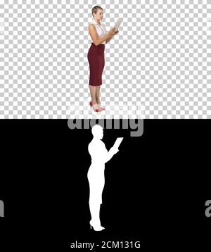 Schöne moderne Frau mit digitalen Tablet, Alpha Channel Stockfoto