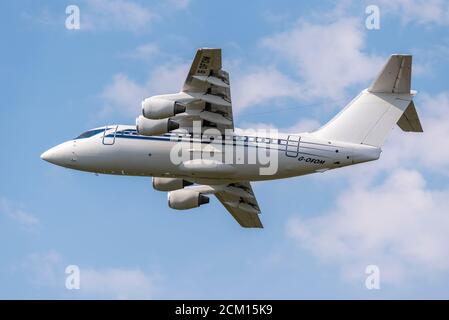 Formula One Management Ltd British Aerospace 146 -100 Jet-Linienflugzeug G-OFOM klettert weg nach dem Start von Biggin Hill Airport, Kent, Großbritannien Stockfoto