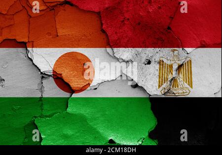 Flaggen von Niger und Ägypten auf rissige Wand gemalt Stockfoto