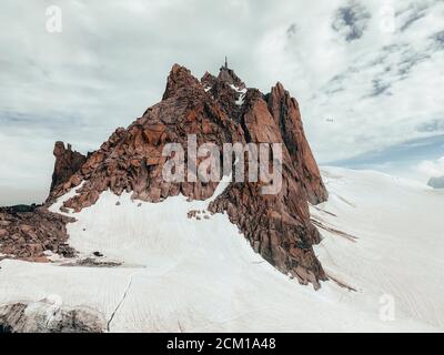 Seilbahnen verlassen Aiguille du Midi mit Cosmiques Ridge Stockfoto