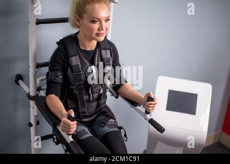 Nahaufnahme Seitenansicht Foto der blonde Athlet trainiert auf den Parallelstangen. Lifestyle und Hobby-Konzept Stockfoto