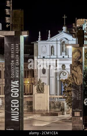 Brunnen mit dem Denkmal des Malers Francisco de Goya auf der Plaza del Pilar mit der Kathedrale im Hintergrund in Zaragoza, Aragon, Spanien. Stockfoto