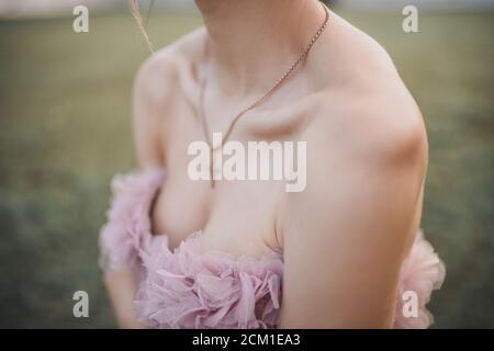 Junge schlanke Mädchen in eleganten Abend rosa festliches Kleid Stockfoto