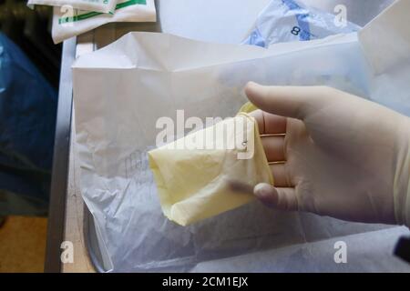 Sterile Handschuhe werden in einem Operationssaal angezogen Stockfoto