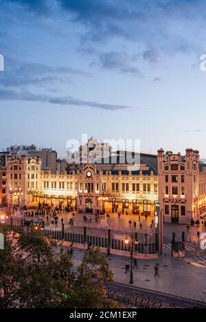 Valencias Bahnhof EstaciÃ³n del norte in der Abenddämmerung Stockfoto