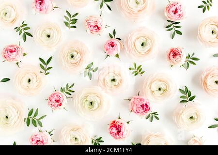 Florale Hintergrundstruktur aus rosa Ranunculus und Rosenblütenknospen und Eukalyptusblättern auf weißem Hintergrund. Flach legen, Draufsicht floralen Hintergrund. Stockfoto