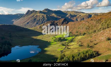 Blea Tarn Luftpassover, die den tarn und Umgebung einschließlich zeigt, Side Pike und Harrison Stickle, Thorn Crag, Blea Rigg und die langdale Stockfoto