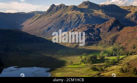 Blea Tarn Luftpassover, die den tarn und Umgebung einschließlich zeigt, Side Pike und Harrison Stickle, Thorn Crag, Blea Rigg und die langdale Stockfoto