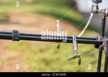 Nahaufnahme von Karpfen angeln mit Biss Alarme im Frühjahr. Stockfoto