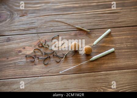 Angelgeräte auf einem Holztisch. Stockfoto